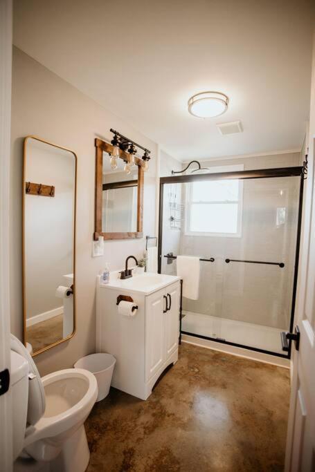 The Turquoise Door Modern Rustic In Town Of Holiday home Lexington